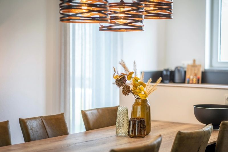 Cozy dining room with decorative vase in Holiday Park De Koorn-aar Villa, Texel.