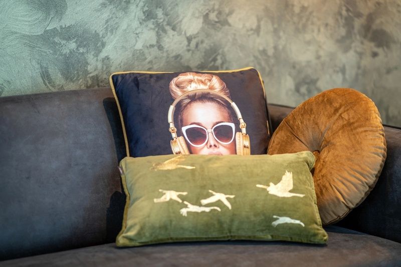 Comfortable cushions in the living room of Vakantiepark De Koorn-aar Villa, Texel.