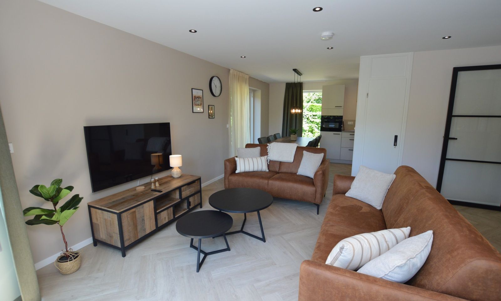 Offene Kueche und Wohnzimmer im Bungalow 't Hoogelandt 58, De Dennen Texel.