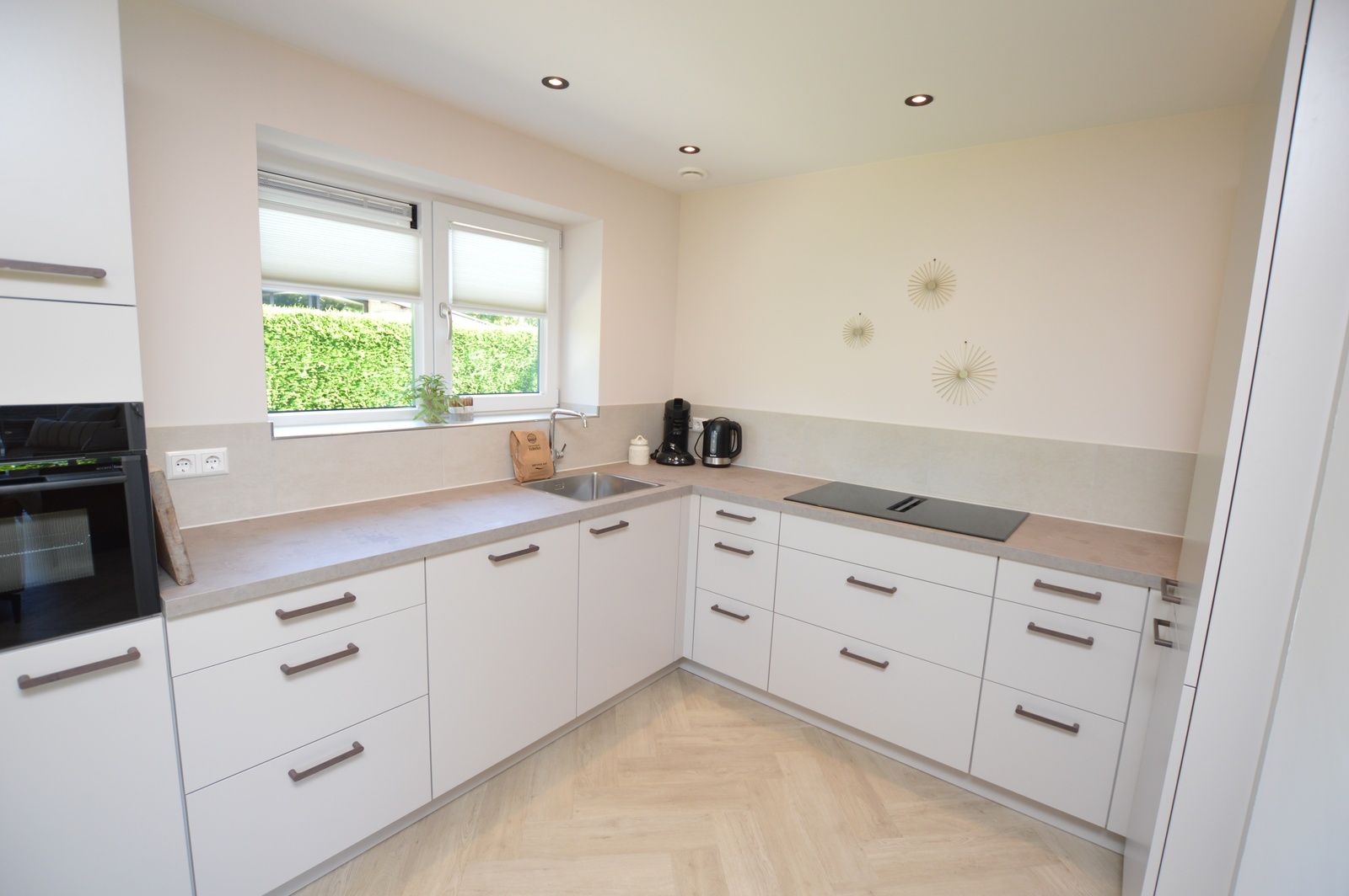 Moderne Kueche im Bungalow 't Hoogelandt 58, gelegen in De Dennen Texel.