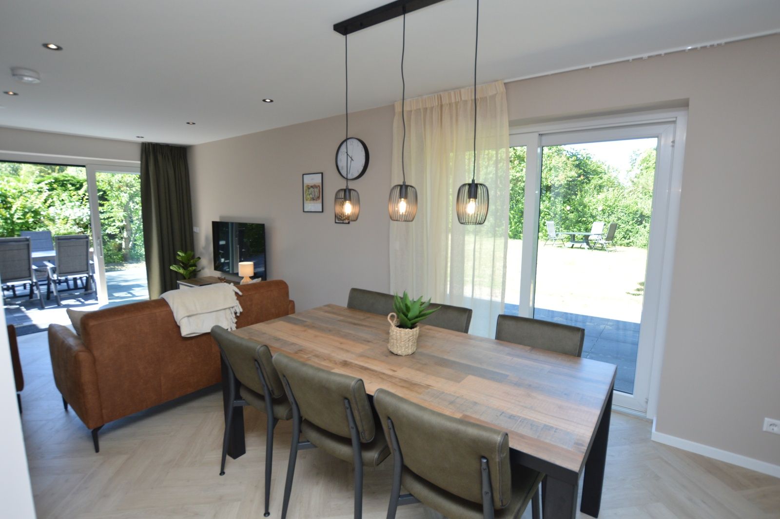 Esstisch mit Blick auf den Garten im Bungalow 't Hoogelandt 58, De Dennen Texel.