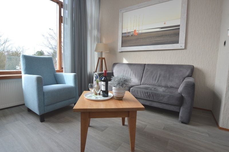 Gemuetliche Sitzecke in Lelie, De Dennen, Texel mit stilvollen Moebeln und natuerlichem Licht.