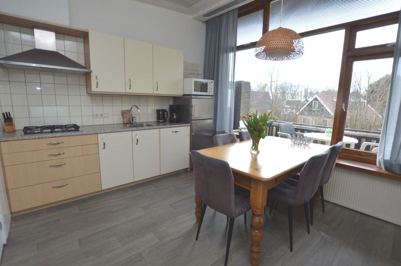 Geraeumige Kueche im Ferienhaus Lelie, De Dennen, Texel mit modernen Geraeten und Essecke.