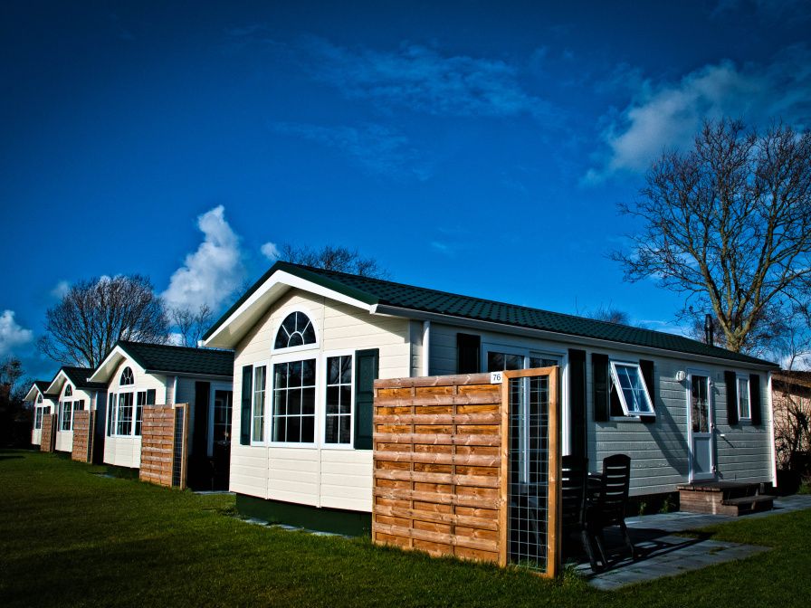 Vacation park De Koorn-aar Type F chalets in De Dennen on Texel, with sunny terraces and green surroundings.
