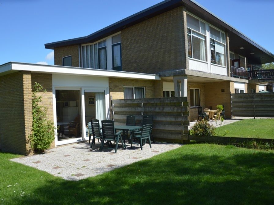 Ferienhaus Iris in De Dennen, Texel mit sonniger Terrasse und Gartenmoebeln.