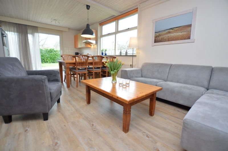 Gemuetliches Wohnzimmer des Ferienhauses Iris auf Texel, De Dennen mit bequemer Sitzecke.
