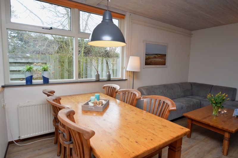 Helles Esszimmer des Ferienhauses Iris in De Dennen, Texel mit Blick auf den Garten.