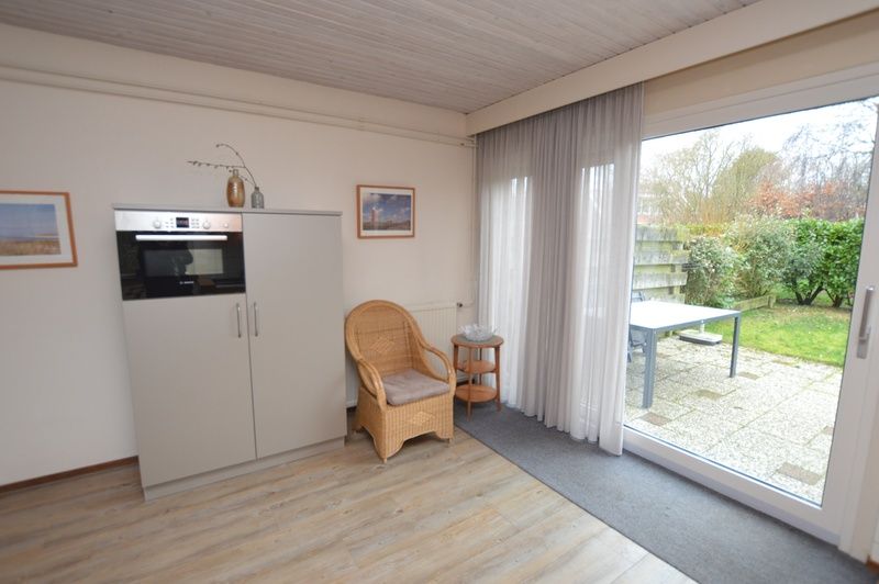 Innenbereich des Ferienhauses Iris, De Dennen, Texel mit Zugang zur Terrasse.