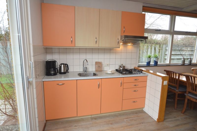 Voll ausgestattete Kueche im Ferienhaus Iris, De Dennen, Texel mit moderner Einrichtung.