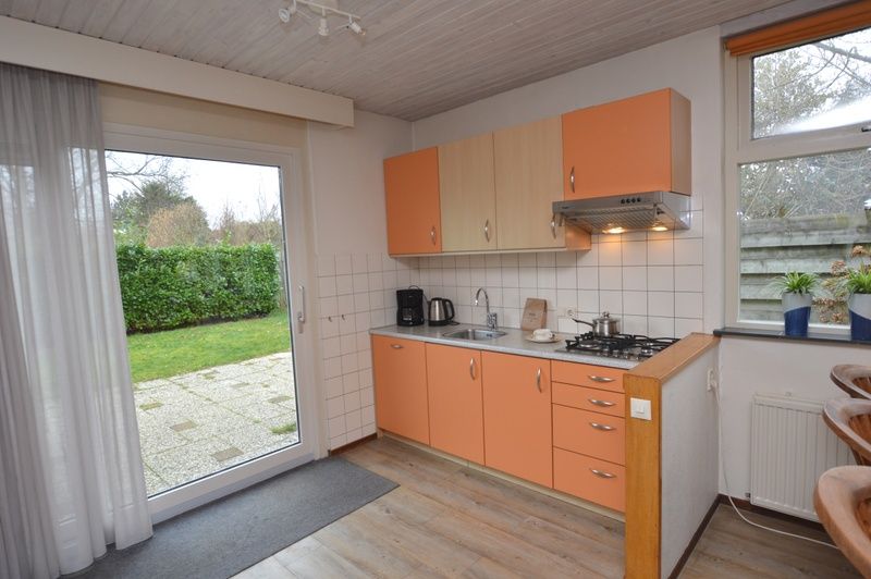 Kueche des Ferienhauses Iris in De Dennen, Texel mit Zugang zum Garten.