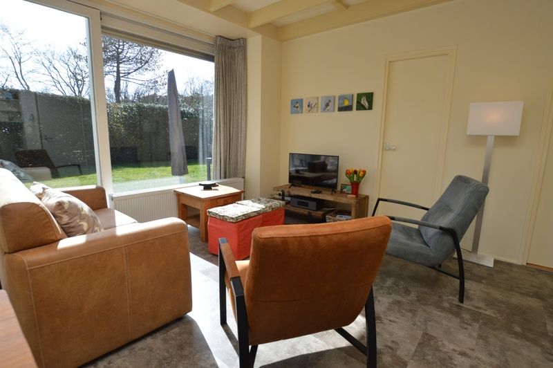 Gezellige woonkamer van Tempelierweg 27 - Matranos in De Dennen, Texel met uitzicht op de tuin.