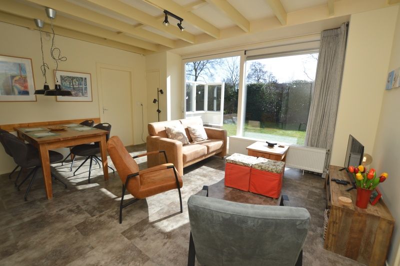 Lichte woonkamer in Tempelierweg 27 - Matranos, vakantiehuis in De Dennen, Texel met eet- en zithoek.