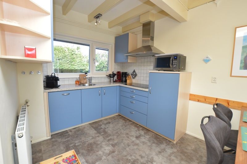 Moderne keuken in Tempelierweg 27 - Matranos, vakantiehuis in De Dennen, Texel met veel lichtinval.