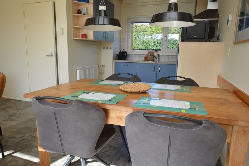 Knusse eetkamer in Tempelierweg 27 - Matranos, vakantiehuis in De Dennen, Texel met uitzicht op de tuin.