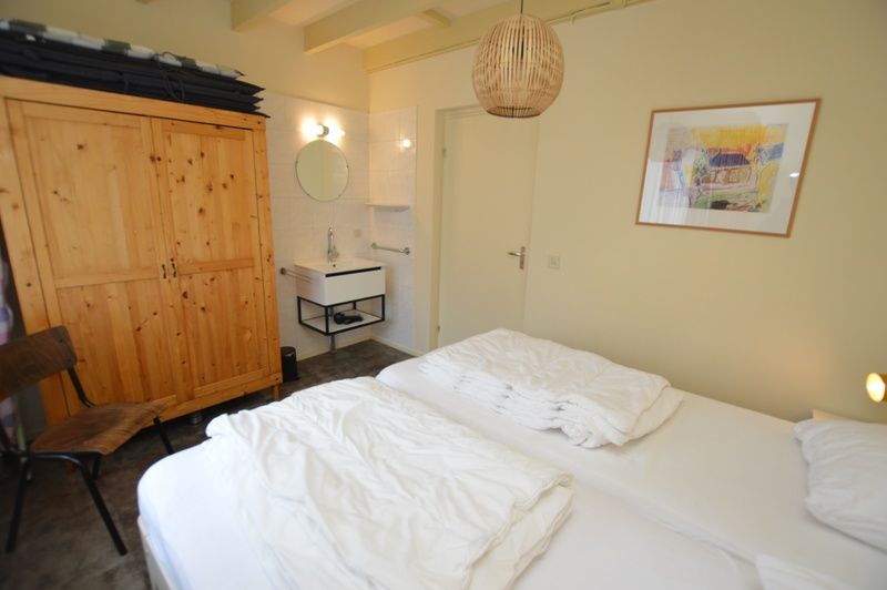Ruime slaapkamer in Tempelierweg 27 - Matranos, vakantiehuis in De Dennen, Texel met eigen wastafel.