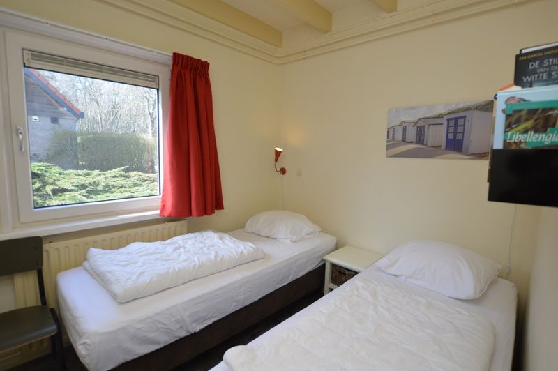Tweede slaapkamer in Tempelierweg 27 - Matranos, vakantiehuis in De Dennen, Texel met twee eenpersoonsbedden.