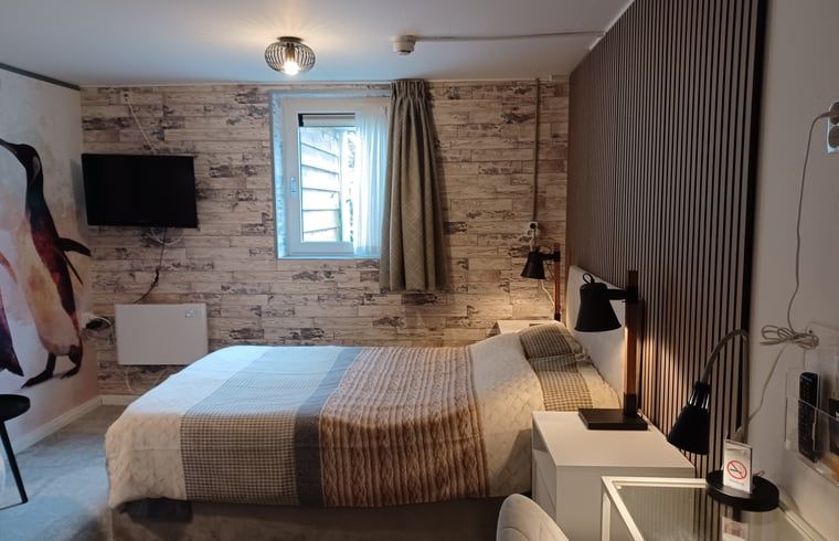 Moderne slaapkamer met strakke inrichting in Huisje in Oosterend, Terschelling.