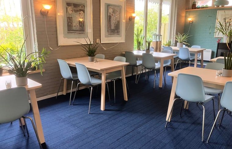 Eetkamer met moderne inrichting in vakantiehuis Oosterend, Waddeneilanden.