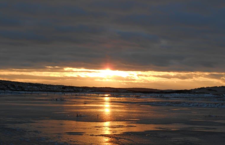 Adembenemende zonsondergang bij Huisje in Oosterend, Terschelling.