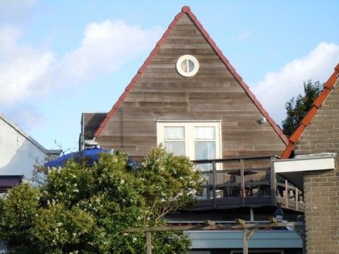 Charmante Havenzicht-Wohnung in West Terschelling mit Holzfassade und Terrasse, Wadden Islands.