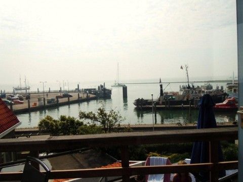 Blick auf den Hafen von der Terrasse der Wohnung Havenzicht in West Terschelling, Wattenmeer.