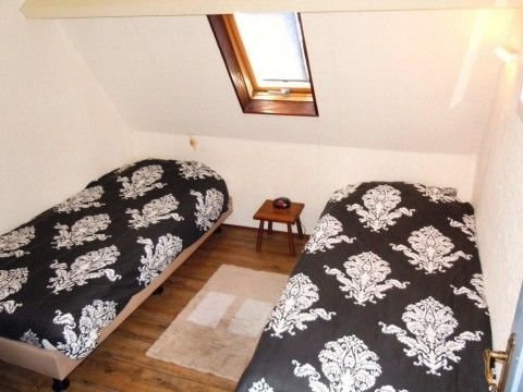 Schlafzimmer mit zwei Einzelbetten in der Wohnung Havenzicht, West-Terschelling, Watteninseln.