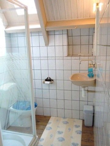 Frisches Badezimmer mit Dusche in der Wohnung Havenzicht, West Terschelling, Watteninseln.