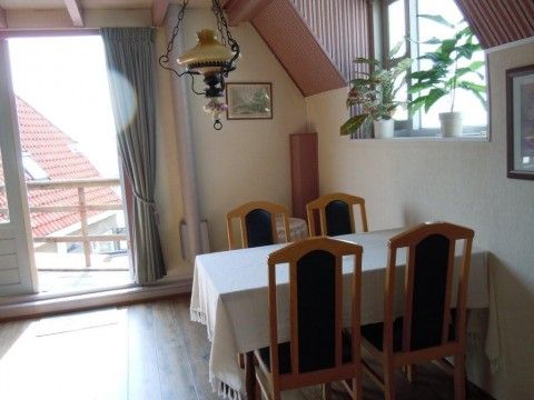 Essecke mit Blick auf die Terrasse in der Wohnung Havenzicht, West Terschelling, Watteninseln.