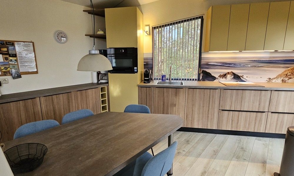 Fully equipped kitchen in Glissando bungalow, Midsland Noord, Terschelling with modern appliances.