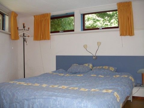 Modern bathroom in Glissando bungalow, Midsland Noord, Terschelling with spacious shower.