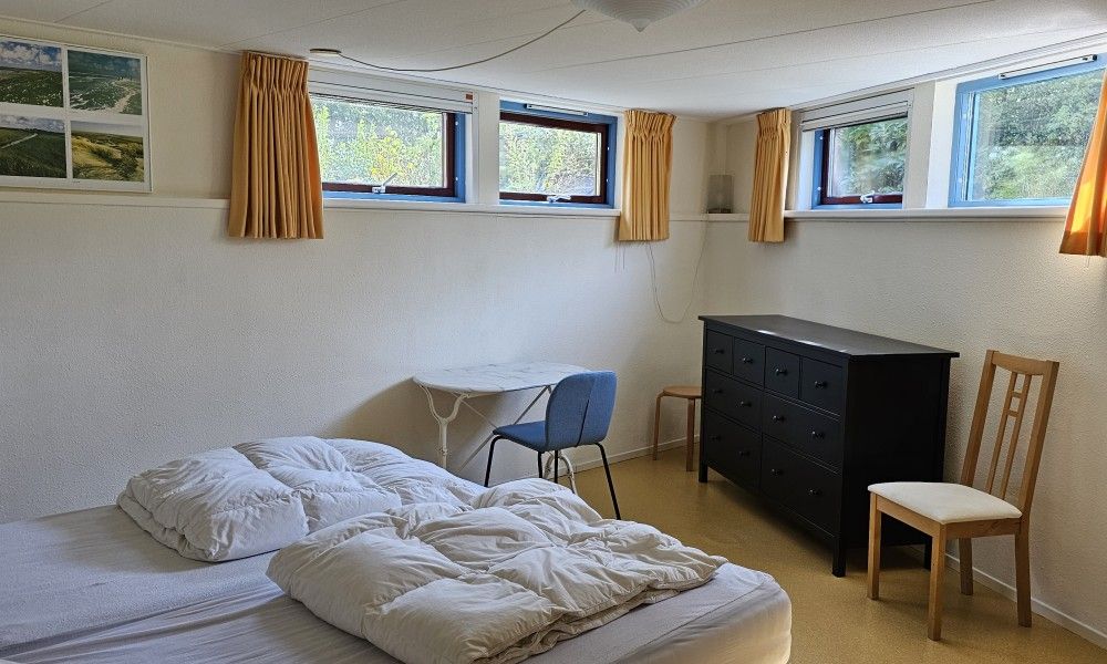 Comfortable bedroom in Glissando bungalow, Midsland Noord, Terschelling with bright decor.