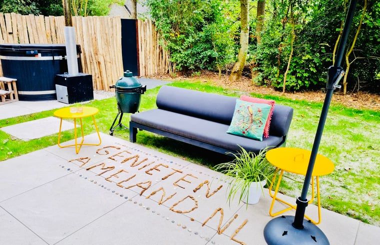 Gezellig terras bij vakantiehuisje in Ballum, Ameland, ideaal voor ontspanning.