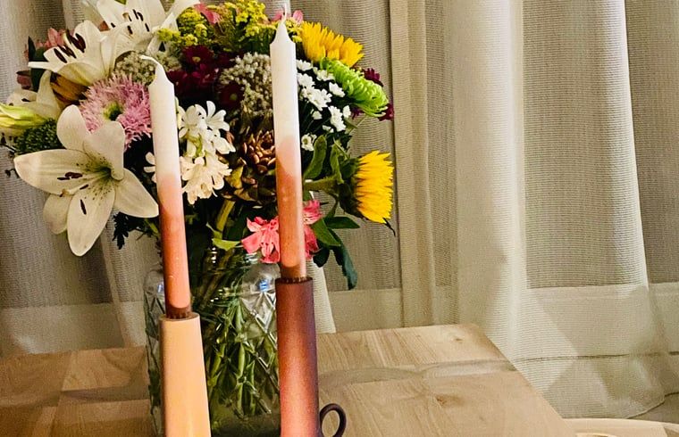 Verse bloemen op tafel in vakantiehuisje in Ballum, Ameland voor een warme sfeer.