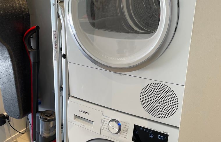 Wasmachine en droger in vakantiehuisje in Ballum, Ameland voor gemak.