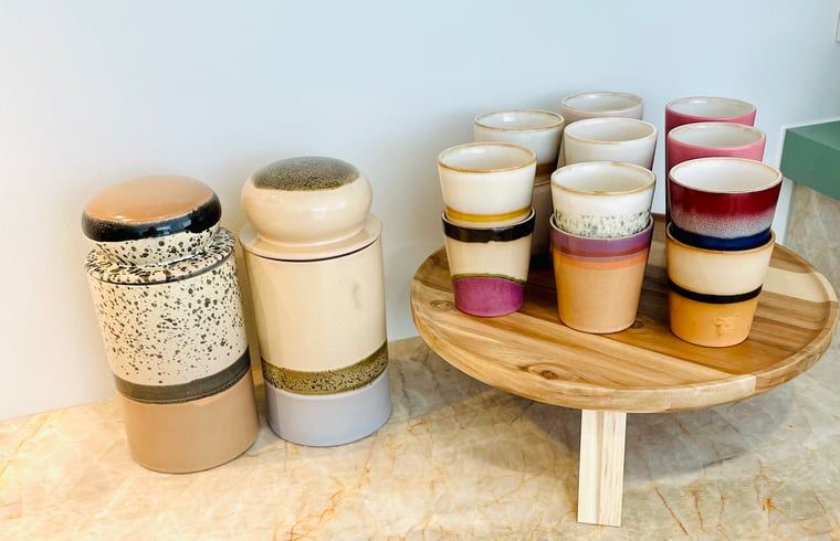 Unieke keramiek collectie in keuken van vakantiehuisje in Ballum, Ameland.