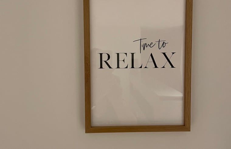 Inspirerend wandbord in vakantiehuisje in Ballum, Ameland voor ontspannen sfeer.