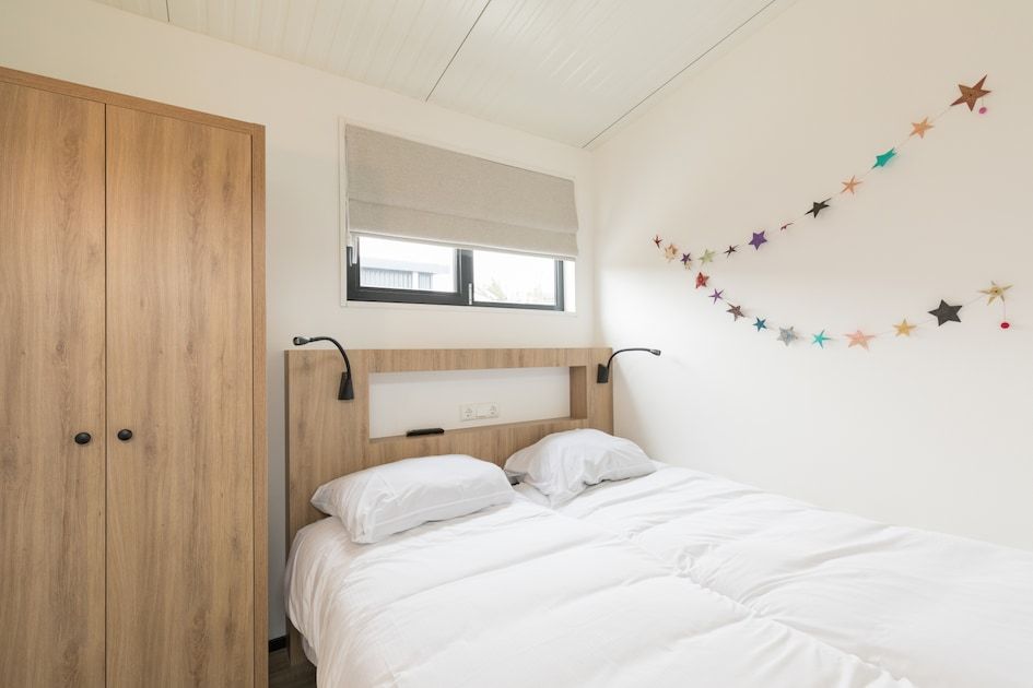 Attraktives Schlafzimmer im Ferienhaus Kooikers Comfort, Hollum, Ameland, mit bequemem Bett und moderner Einrichtung auf den Watteninseln.