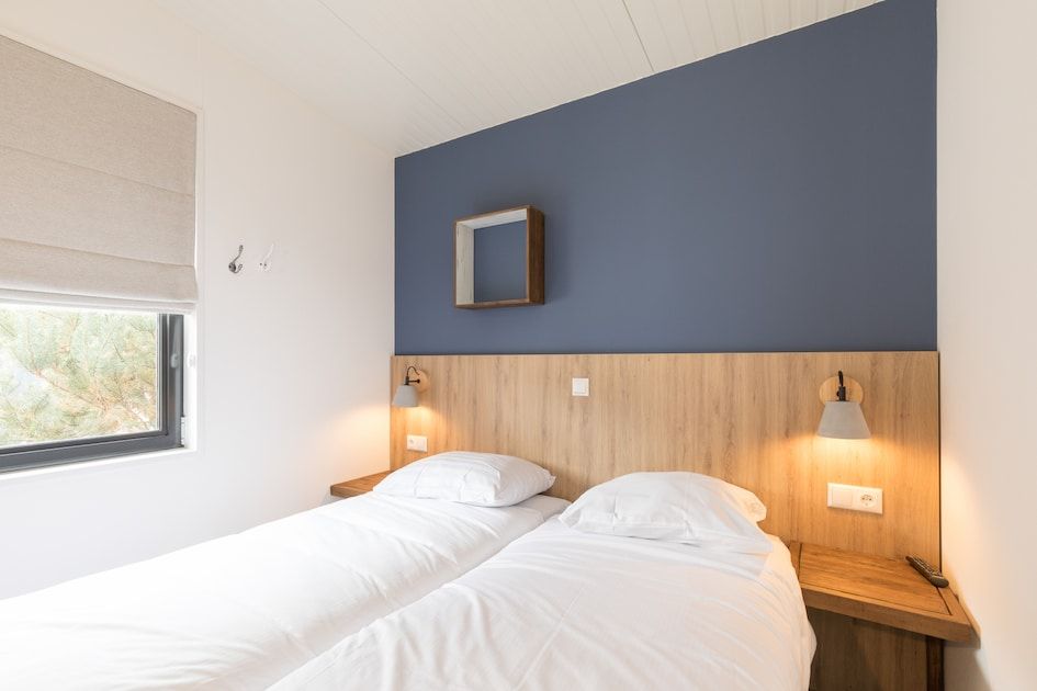 Gemuetliches Schlafzimmer im Ferienhaus Kooikers Comfort, Hollum, Ameland. Gemuetliche Einrichtung mit bequemen Betten und ruhiger Atmosphaere.