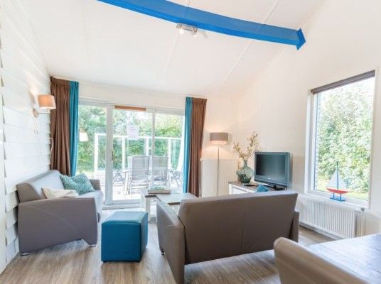 Helles Wohnzimmer in BORNRIF COTTAGE 4, Ferienhaus in Hollum, Ameland mit Blick auf die Natur.