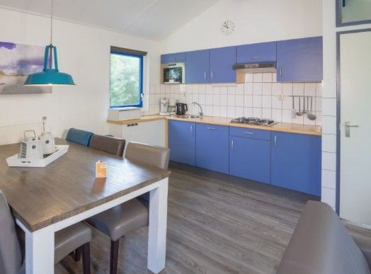 Vollstaendig ausgestattete Kueche in BORNRIF COTTAGE 4, Ferienhaus in Hollum, Ameland.