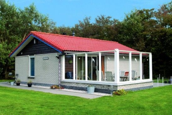BORNRIF COTTAGE 6 in Hollum, Ameland, vacation home with sunny veranda and surrounded by green nature on the Wadden Islands.