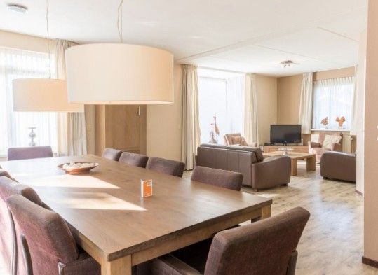 Ruime eetkamer in DUINBUNGALOW 10, vakantiehuis in Hollum, Ameland, Waddeneilanden voor familiediners.