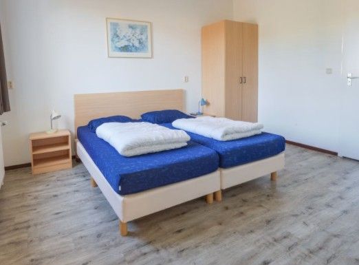 Comfortabele slaapkamer in DUINBUNGALOW 10, vakantiehuis op Ameland, ideaal voor een goede nachtrust.