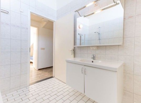 Moderne badkamer in DUINBUNGALOW 10, vakantiehuis in Hollum, Ameland, met ruime faciliteiten.