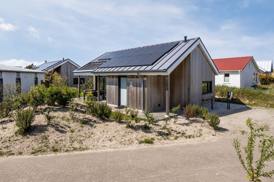 Strandlodge 4 in Hollum op Ameland, een charmant vakantiehuis omringd door duinen op de Waddeneilanden, ideaal voor natuurliefhebbers.
