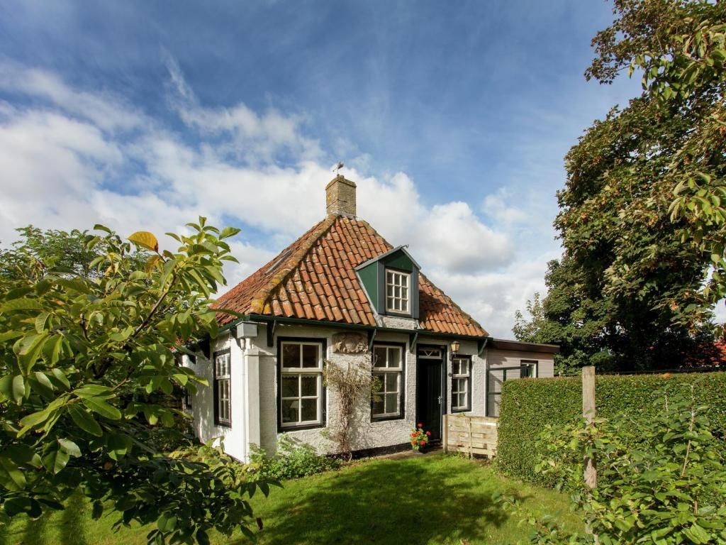 Guest house 040409 - Holiday property Ameland - Fairytale Cottage in Nes Friesland with garden and terrace