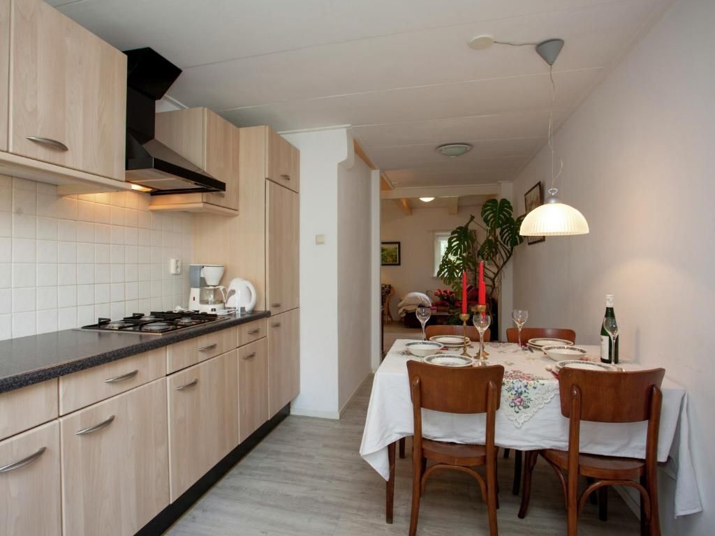 Guest house 040409 - Holiday property Ameland - Fairytale Cottage in Nes Friesland with garden and terrace