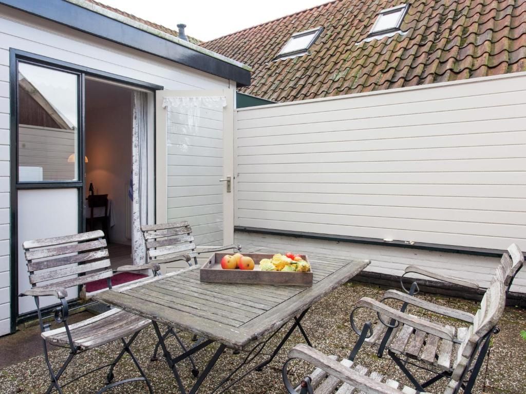 Guest house 040409 - Holiday property Ameland - Fairytale Cottage in Nes Friesland with garden and terrace