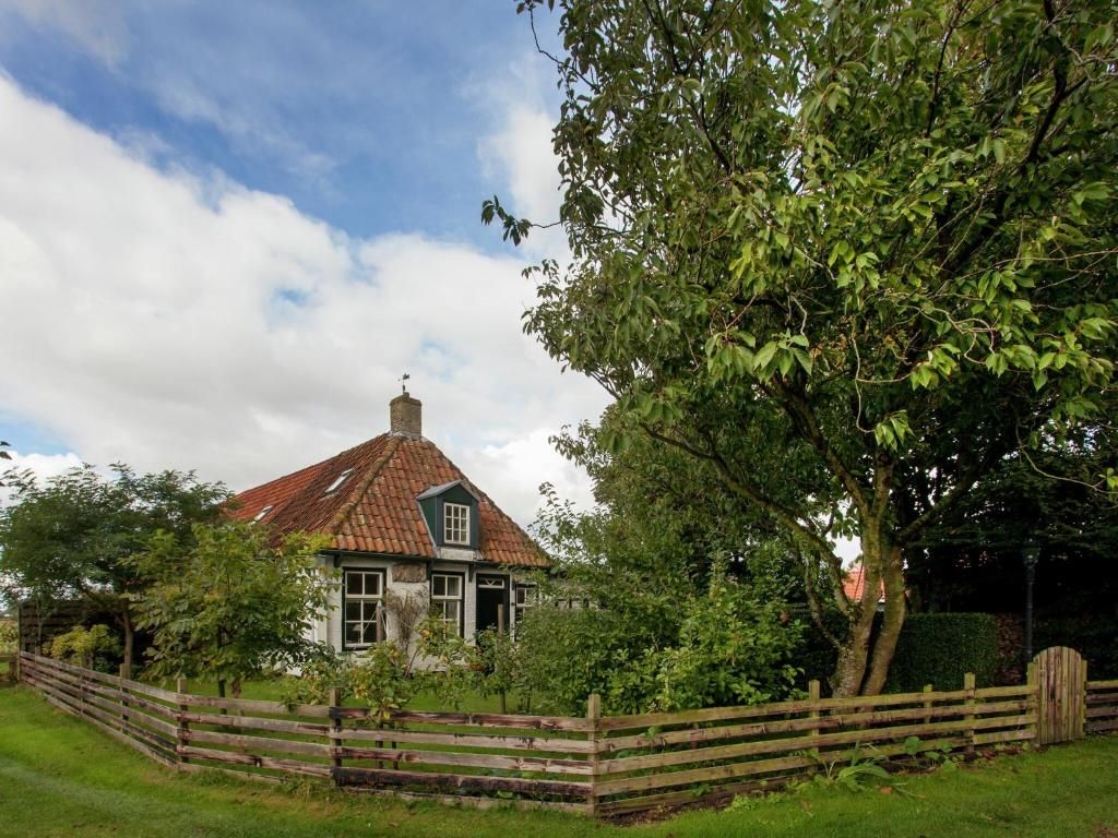 Guest house 040409 - Holiday property Ameland - Fairytale Cottage in Nes Friesland with garden and terrace