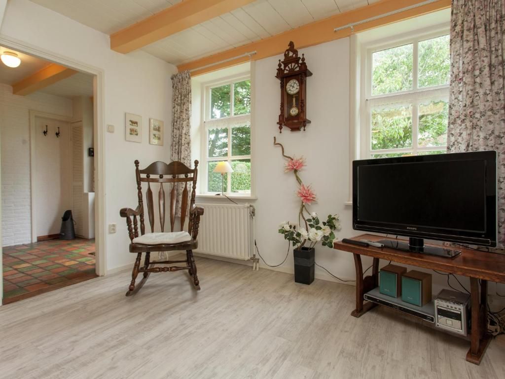 Guest house 040409 - Holiday property Ameland - Fairytale Cottage in Nes Friesland with garden and terrace